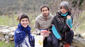 Inés Muñoz, Arkaitz León y Vero Reza, los impulsores del nuevo proyecto (H)uts Editorial, posan en Lakabe (Valle de Arce)