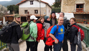 Juanjo Ventana (centro), fundador de Jacotrans, con peregrinos clientes de Barcelona ayer en Zuriain. ASER VIDONDO