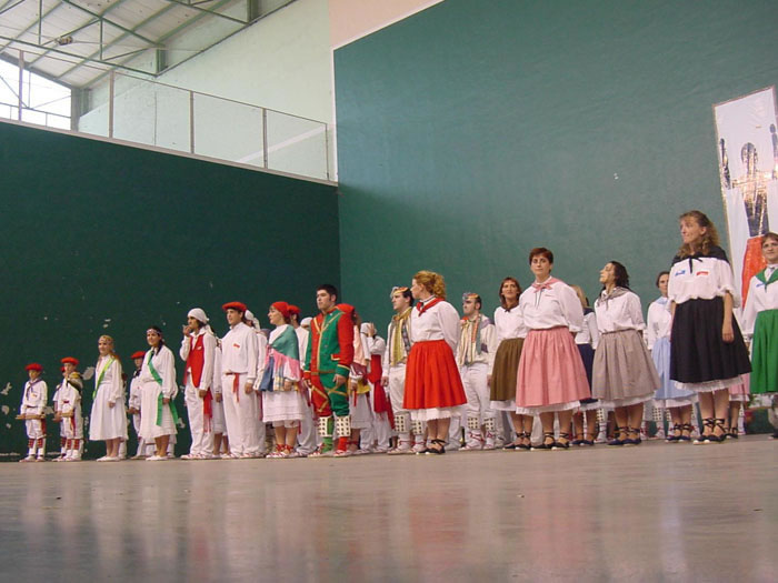 La fiesta de San Isidro reúne en Aoiz a 200 dantzaris de distintas generaciones