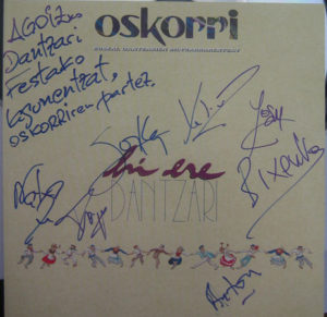 CD bat Oskorri folk musika taldeak sinatuta