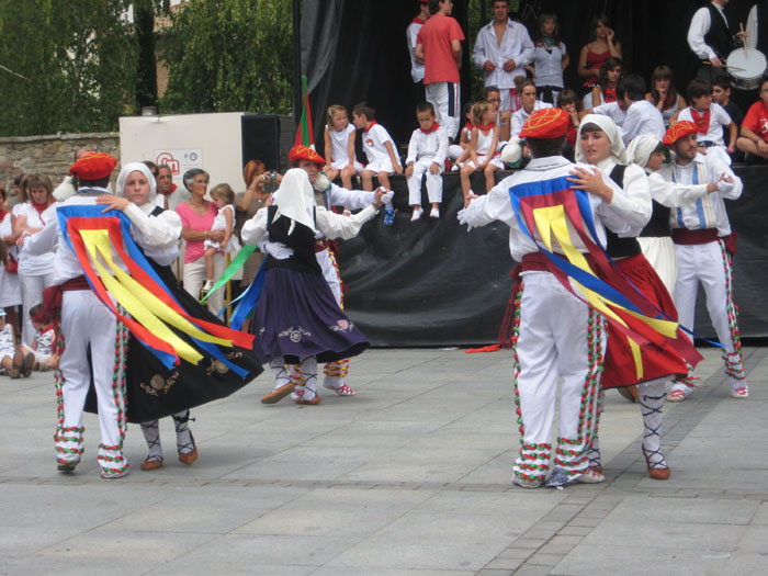 Agoizko Dantzari Taldea, vistosas y originales danzas