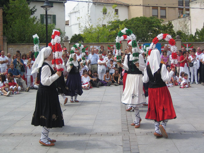 Los txikis de Agoizko Dantzari Taldea debutan con dos bailes