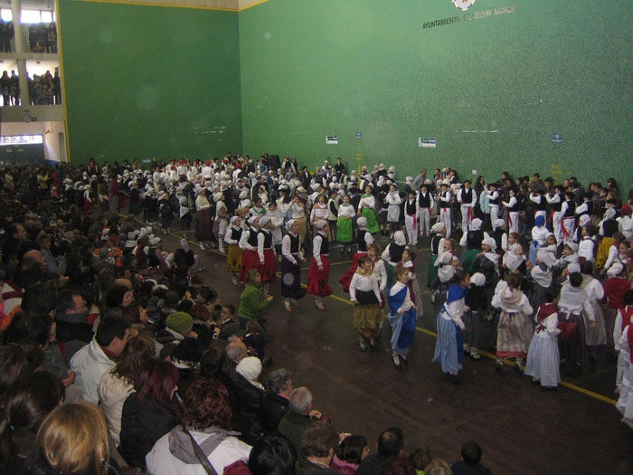 El Encuentro de Dantzaris Txikis 2009 invade Zizur Mayor