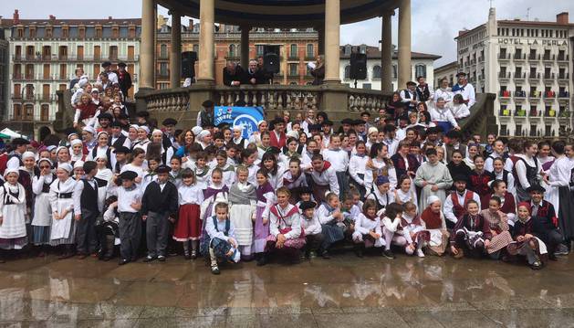 Cientos de personas participan en Pamplona en la Concentración de Dantzaris por el Autismo