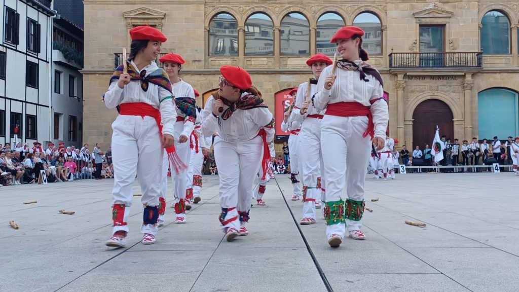 Un millar de dantzaris toman las calles de Donostia